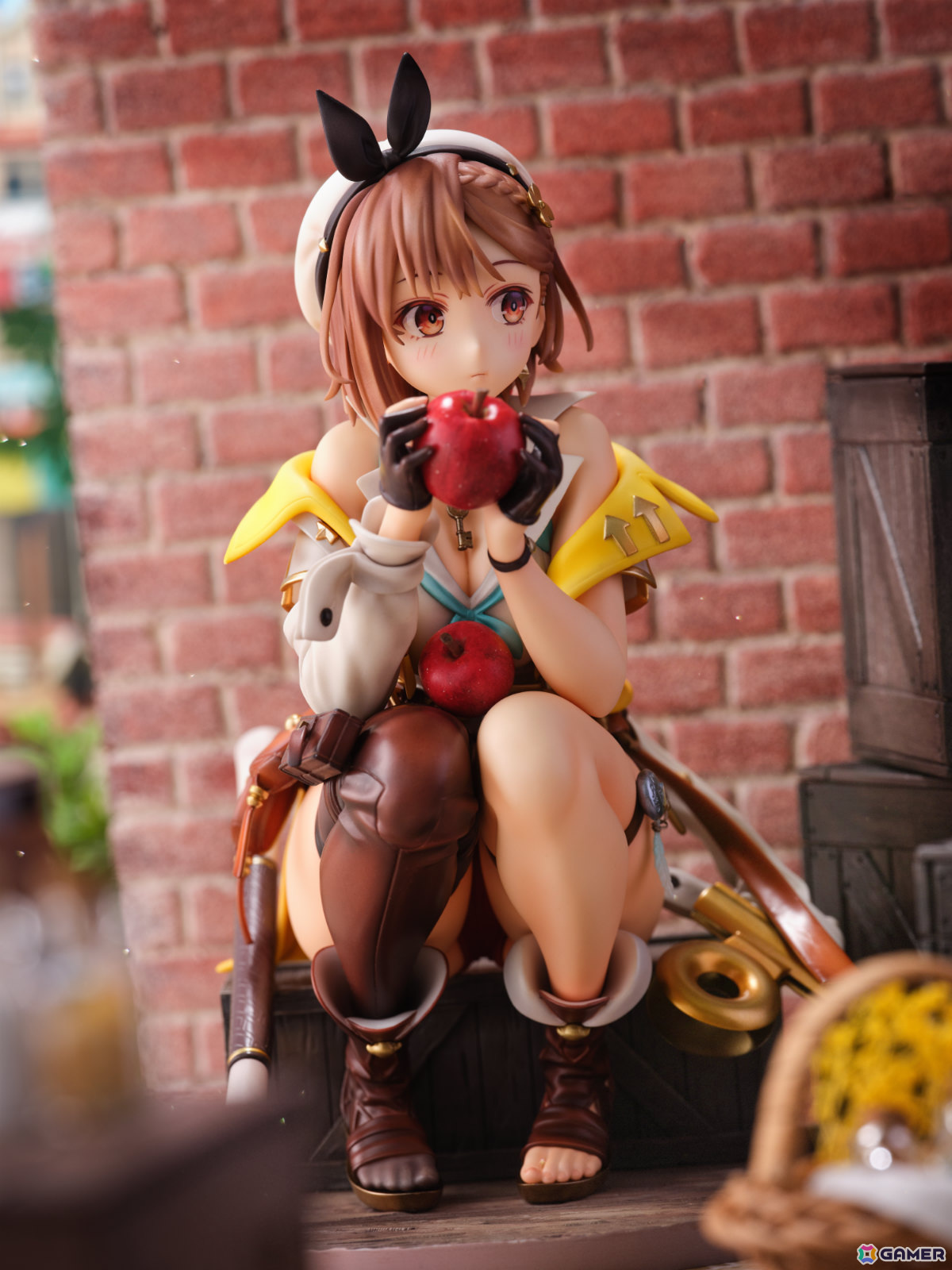 「ライザのアトリエ2」ライザの1/6スケールフィギュアがKT model＋より登場！王都の片隅でリンゴをつまみ食いする姿を大きめサイズで立体化の画像