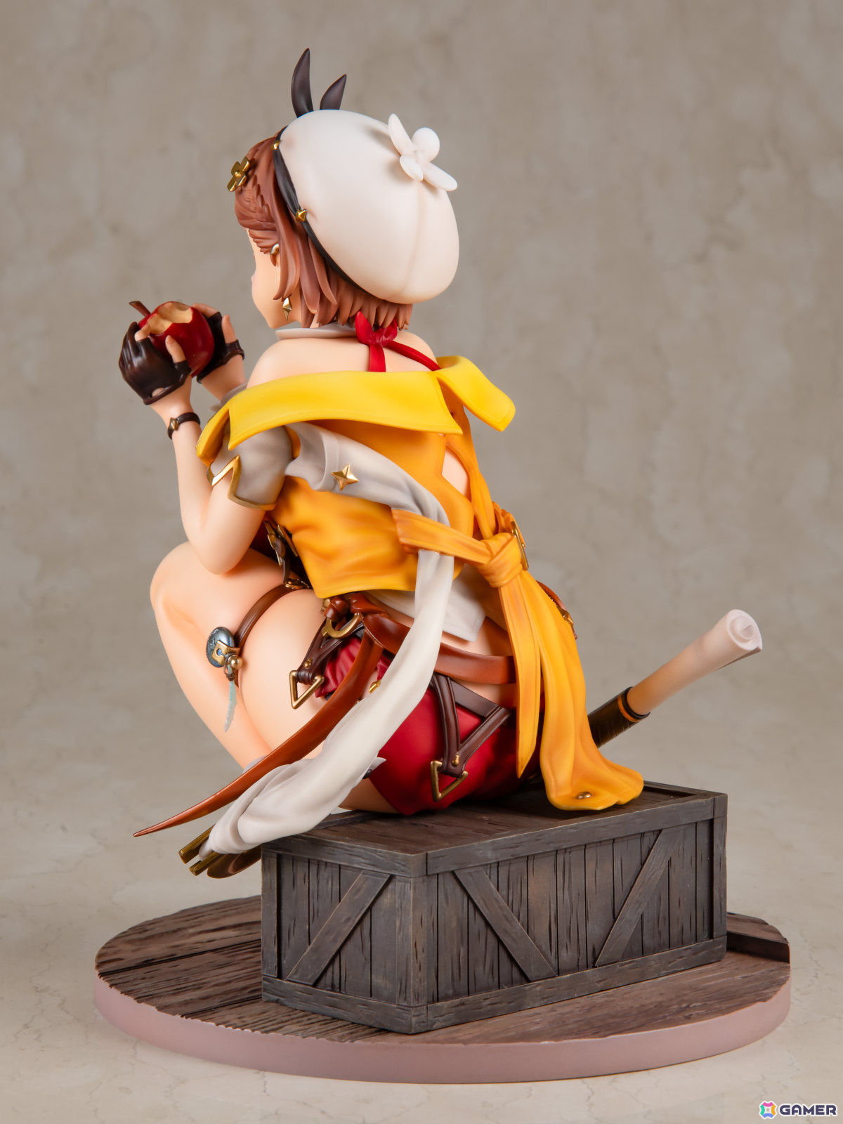 「ライザのアトリエ2」ライザの1/6スケールフィギュアがKT model＋より登場！王都の片隅でリンゴをつまみ食いする姿を大きめサイズで立体化の画像