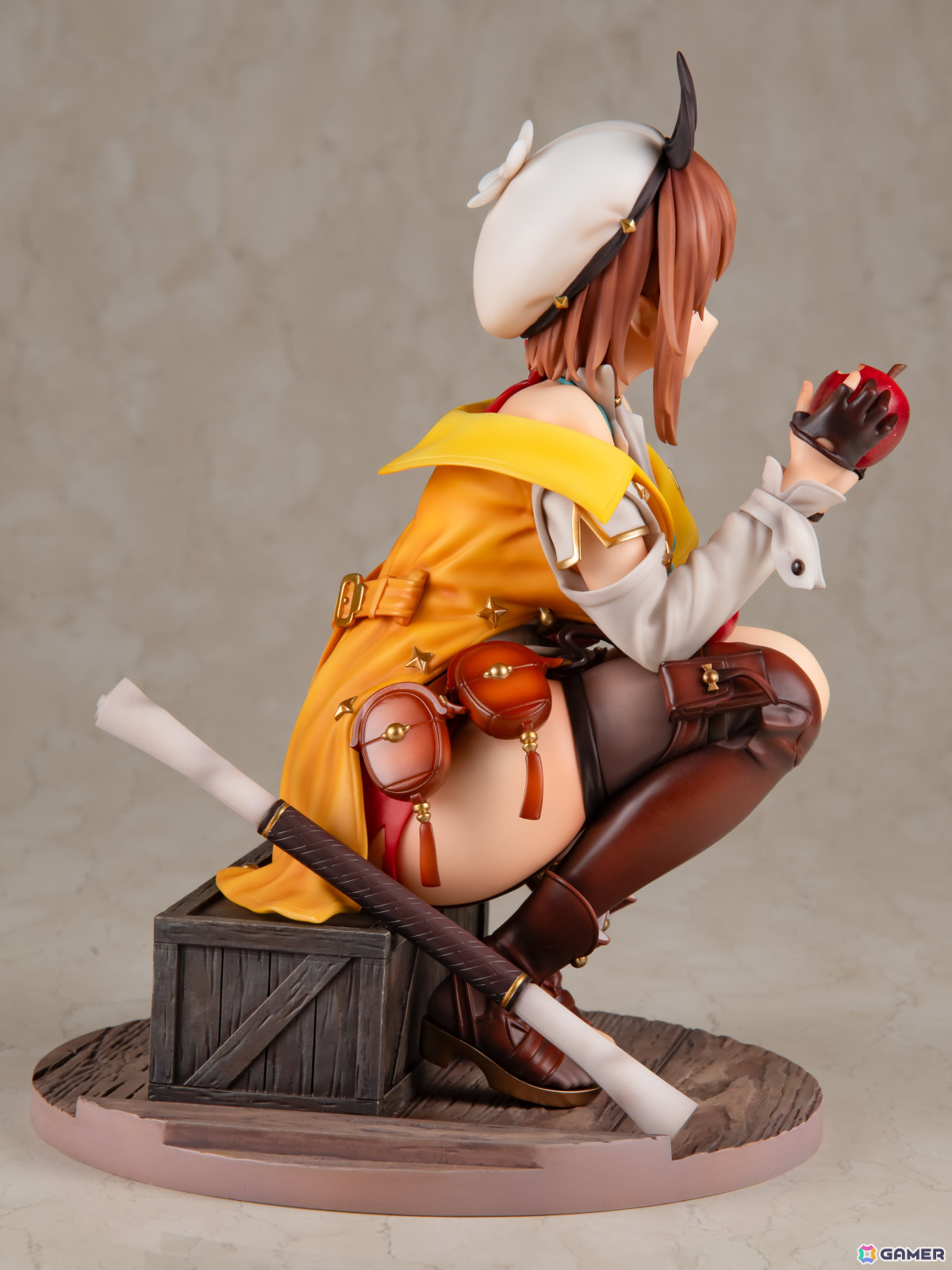 「ライザのアトリエ2」ライザの1/6スケールフィギュアがKT model＋より登場！王都の片隅でリンゴをつまみ食いする姿を大きめサイズで立体化の画像