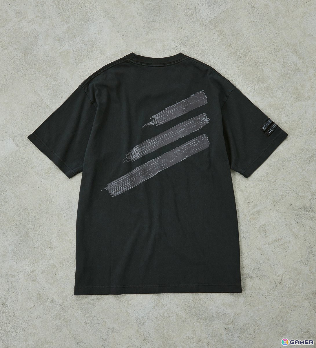 ミリタリーブランド「ALPHA INDUSTRIES」より「ACE COMBAT 7」とのコラボTシャツ2種が7月25日に発売！“三本線”とADFX-01の2種類が登場の画像2