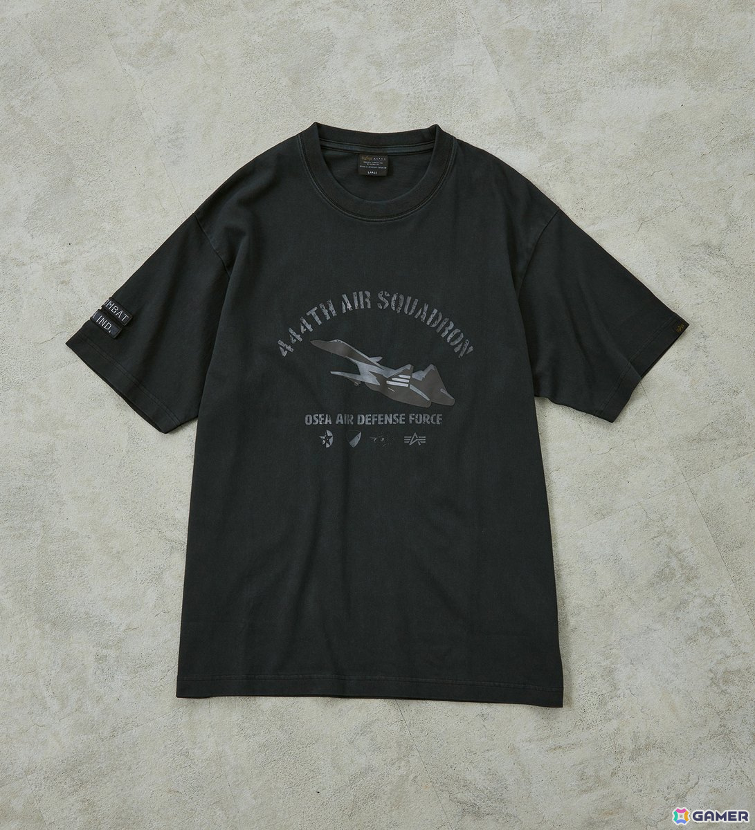 ミリタリーブランド「ALPHA INDUSTRIES」より「ACE COMBAT 7」とのコラボTシャツ2種が7月25日に発売！“三本線”とADFX-01の2種類が登場の画像6