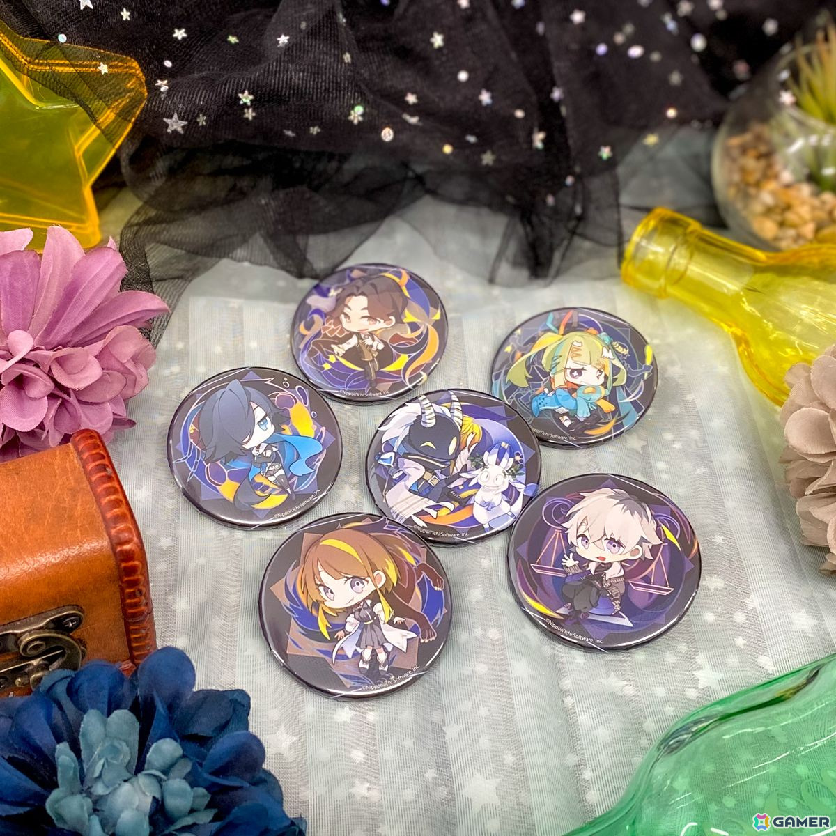 「BAR ステラアビス」缶バッジやアクスタなどの新グッズがeeo Storeで発売！描き下ろしイラストを使った公式Tシャツも登場の画像3