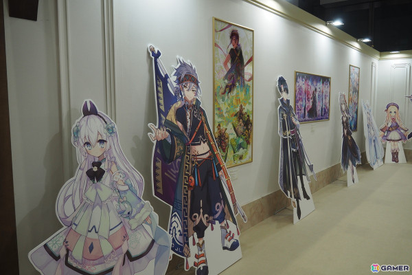 「メルクストーリア」10年の歴史をふんだんに盛り込んだ展示に加え、メルクとの記念撮影も！「MERC STORIA 10th Anniversary 癒術士と10年の輝跡展」レポートの画像