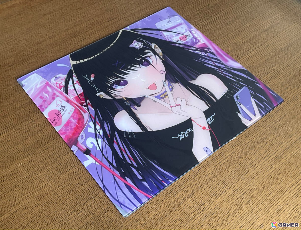 イラストレーター・imi氏の描き下ろしゲーミングガラスマウスパッド