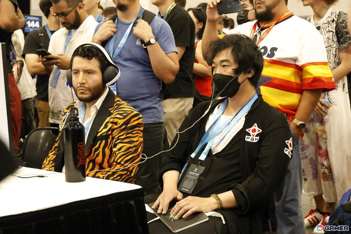 さまざまな格闘ゲームのプレイ経験があり、いずれもトップクラスの実力を持つ神園選手（写真右）。
