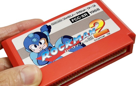 ゲームカセット風のカードホルダー「ファミリーカセットケース」の「ロックマン2」デザインが2024年9月に発売！