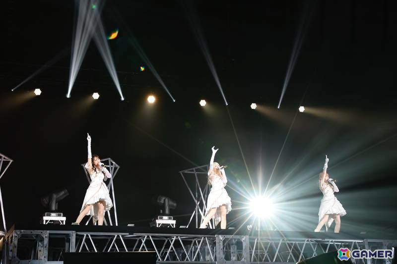 「シャニマスLIVEFUN」DAY1をレポート！ファンの青年（CV：岡本信彦）と少女（CV：ファイルーズあい）がアニメの時空からまさかの未来に？！の画像