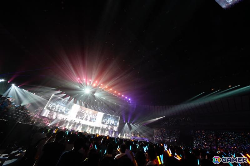 「シャニマスLIVEFUN」DAY1をレポート！ファンの青年（CV：岡本信彦）と少女（CV：ファイルーズあい）がアニメの時空からまさかの未来に？！の画像