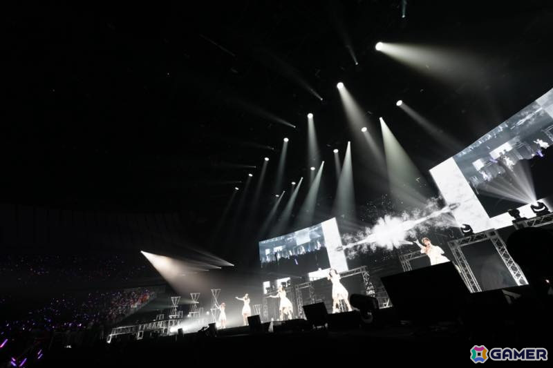 「シャニマスLIVEFUN」DAY1をレポート！ファンの青年（CV：岡本信彦）と少女（CV：ファイルーズあい）がアニメの時空からまさかの未来に？！の画像