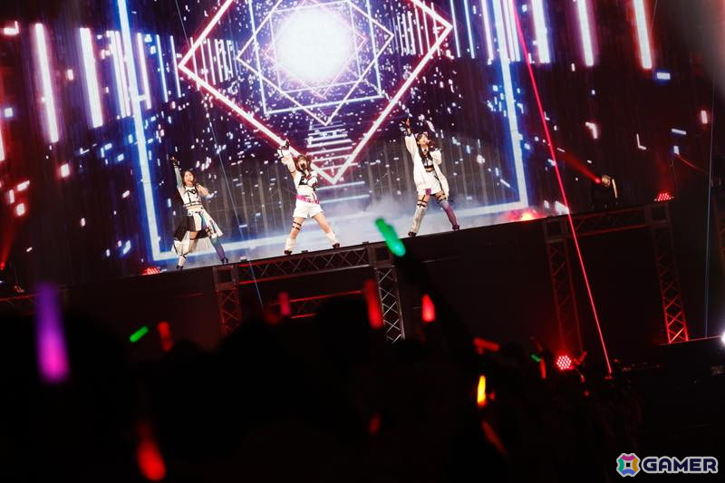 「シャニマスLIVEFUN」DAY1をレポート！ファンの青年（CV：岡本信彦）と少女（CV：ファイルーズあい）がアニメの時空からまさかの未来に？！の画像