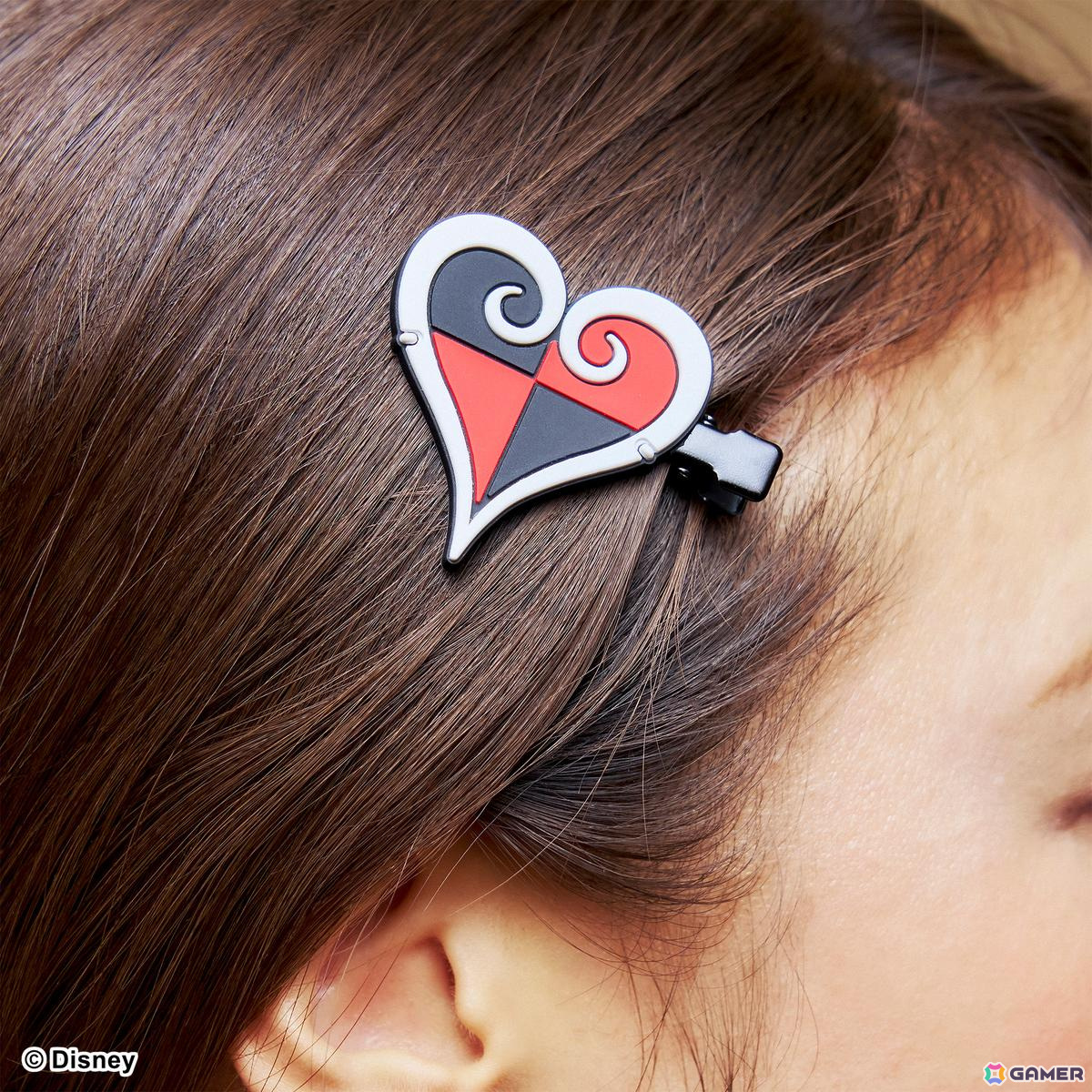 「キングダム ハーツ」シリーズよりハロウィンタウンをモチーフにしたヘアクリップセットが登場!缶型グラスも発売の画像