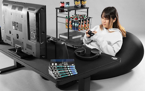 座布団からゲーミングチェアまで座り姿勢をフルカバーする“低さ”を極めた「電動スーパーゲーミングデスク」がBauhutteより発売！