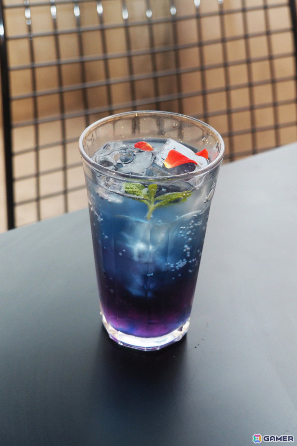 The QUEEN of PURPLEのBLUE MOMENTソーダ