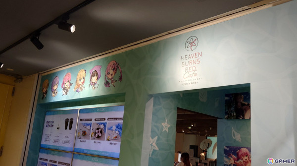 「ヘブンバーンズレッドカフェ ～2024 in 海の家～」が開催中！店内の模様や「ヘブバン」ならではのオリジナルメニュ－を紹介の画像1