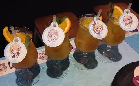 「ヘブンバーンズレッドカフェ ～2024 in 海の家～」が開催中！店内の模様や「ヘブバン」ならではのオリジナルメニュ－を紹介