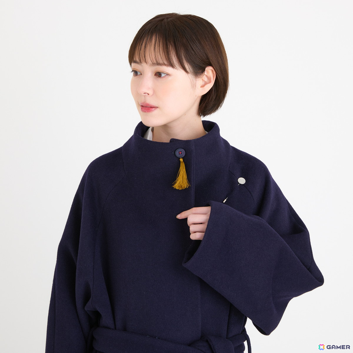 「刀剣乱舞ONLINE」三日月宗近、山姥切国広、膝丸モデルのコラボアウターが登場！刀剣男士紋をあしらったタグや近侍ピン風のラペルピンなど細部まで再現の画像3