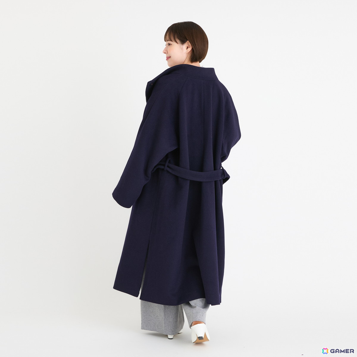 「刀剣乱舞ONLINE」三日月宗近、山姥切国広、膝丸モデルのコラボアウターが登場！刀剣男士紋をあしらったタグや近侍ピン風のラペルピンなど細部まで再現の画像5