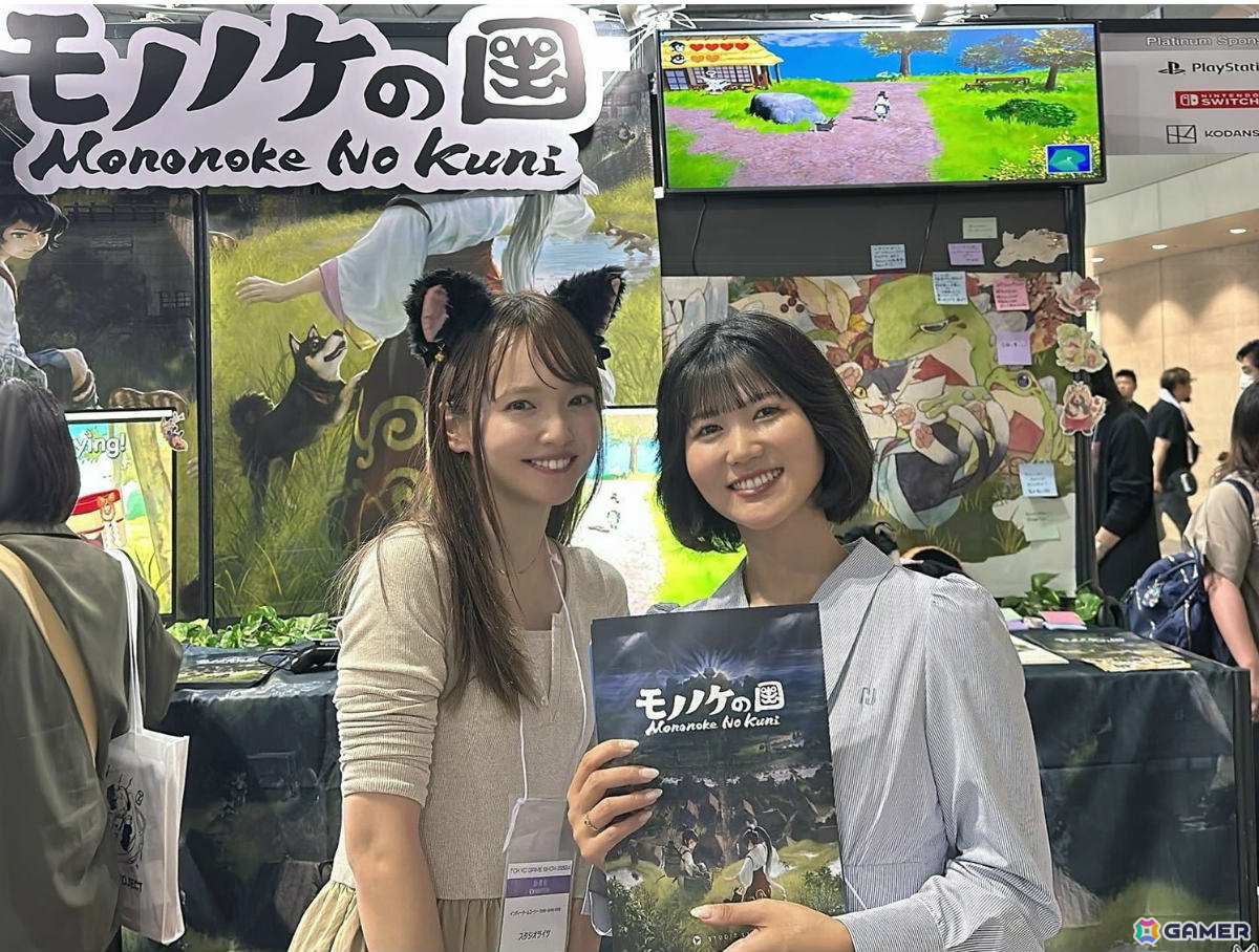 ブースでは、広報の樽見さん（左）と、マーケティング担当Maimaiさん（右）が来場者にゲームの魅力をご案内しています。