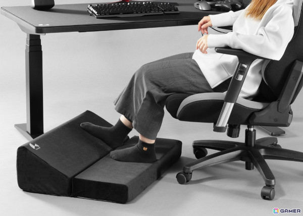 Bauhutte、デスク下をまるごとクッション化する「フットレストクッションワイド BFT-700C-BK」を発売の画像2