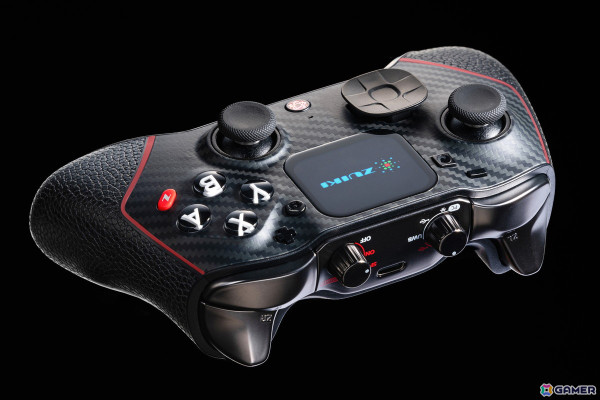 進化の頂点を目指すゲームコントローラー「EVOTOP」タッチパネル小型モニター搭載などの製品特徴が公開！の画像3