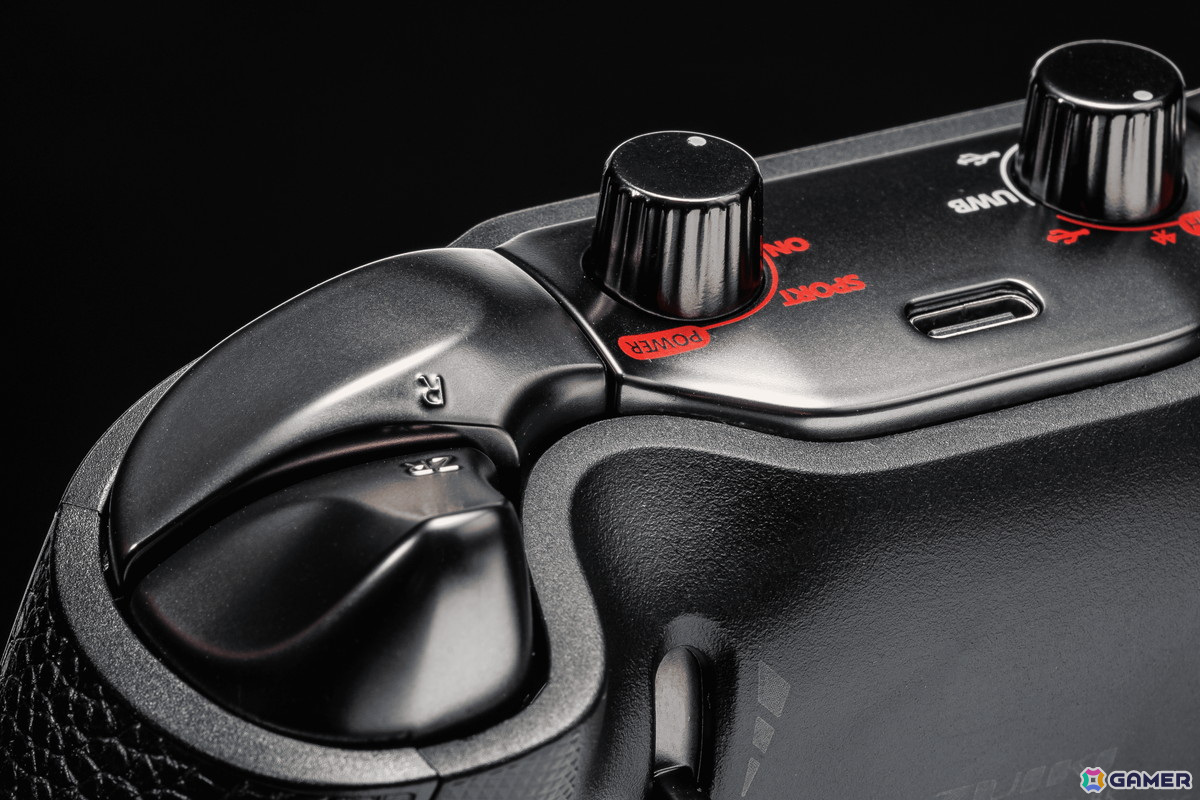 進化の頂点を目指すゲームコントローラー「EVOTOP」タッチパネル小型モニター搭載などの製品特徴が公開!の画像