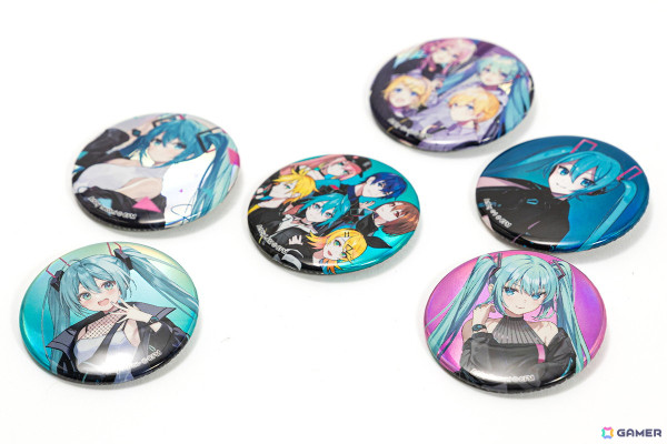 初音ミクモデルのスマホショルダーバッグがSuperGroupiesより登場！描き下ろしイラストの缶バッジとアクリルスタンドも同時発売の画像11