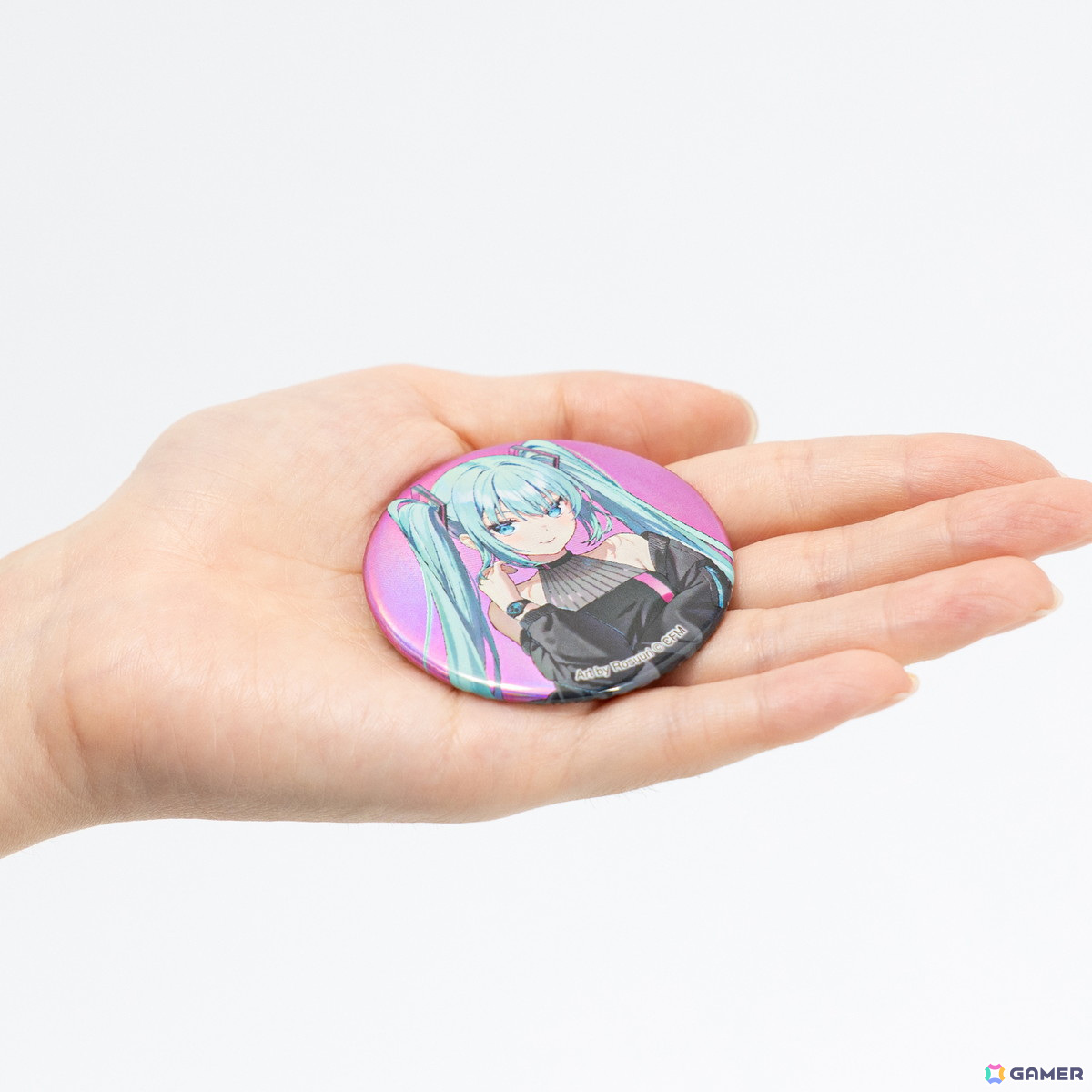 初音ミクモデルのスマホショルダーバッグがSuperGroupiesより登場！描き下ろしイラストの缶バッジとアクリルスタンドも同時発売の画像20