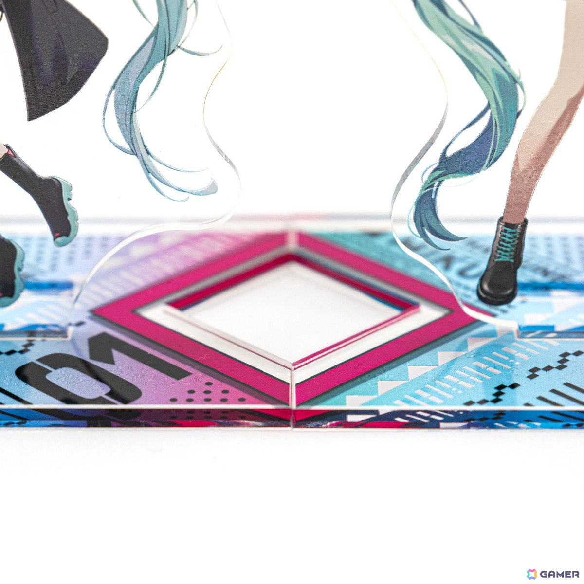 初音ミクモデルのスマホショルダーバッグがSuperGroupiesより登場！描き下ろしイラストの缶バッジとアクリルスタンドも同時発売の画像31