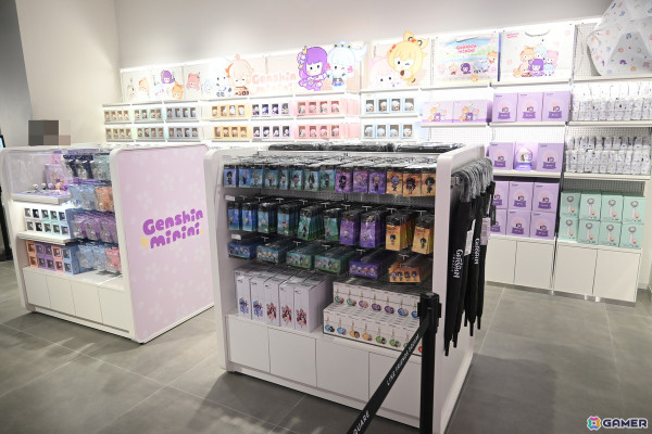 「原神minini POP-UP」内覧会レポート：雷電将軍たちがふわふわのちっちゃい体に！？3面の巨大なスクリーンと迫力のサウンドで見られるムービーも要チェックの画像1