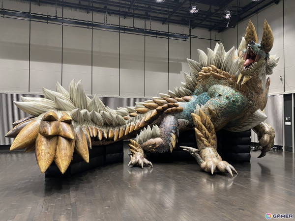 「モンスターハンター・ザ・フィールド inニジゲンノモリ」ジンオウガ登場にあわせて特大バルーンが登場！コラボグッズ情報も公開の画像1