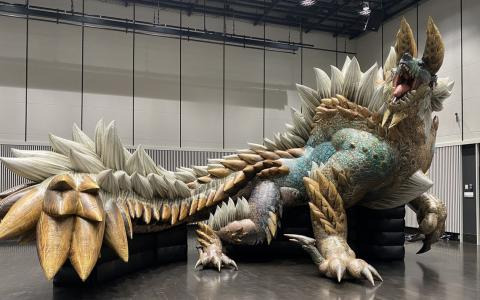 「モンスターハンター・ザ・フィールド inニジゲンノモリ」ジンオウガ登場にあわせて特大バルーンが登場！コラボグッズ情報も公開