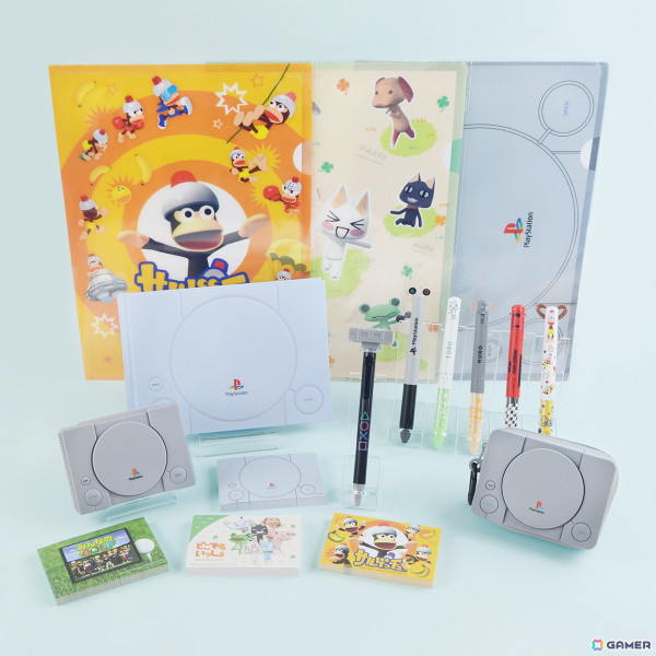 初代「PlayStation」や「どこでもいっしょ」「サルゲッチュ」などをモチーフにした文具・雑貨6アイテムが11月14日より順次発売！の画像1