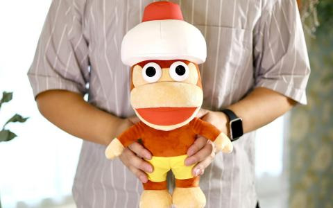 「サルゲッチュ」約40cmのピポサルBIGぬいぐるみが大迫力！プライズ景品として11月21日より登場