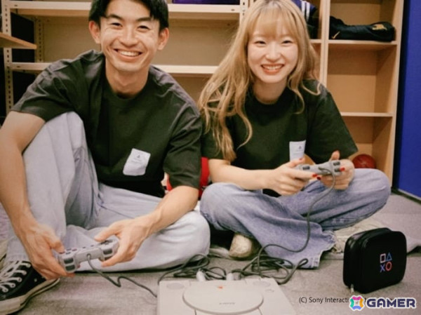 初代PlayStationと周辺機器がモチーフの公式グッズがヴィレッジヴァンガード限定発売！Tシャツやポーチなど日常使いできるグッズが盛りだくさんの画像2