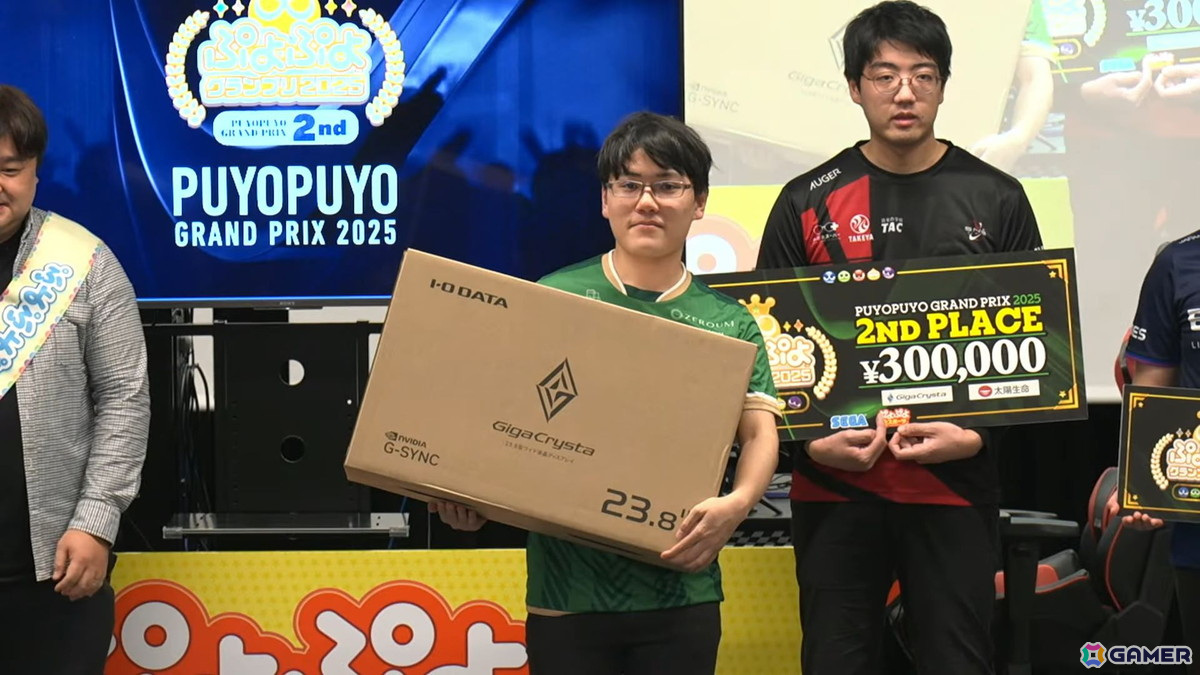 表彰の様子。優勝のともくん選手には優勝賞金100万円と副賞のゲーミングモニターGigaCrysta「LCD-GD241JD」が贈られた。