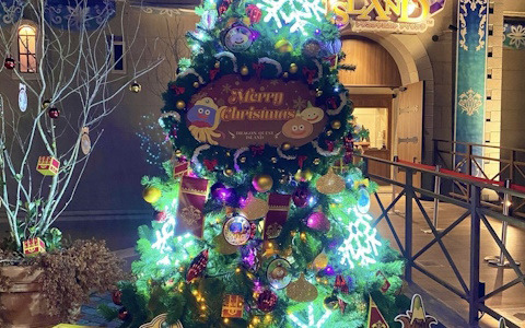 「ドラゴンクエスト アイランド ウィンターカーニバル」がPASONA SQUAREにて開催！スライムのLEDライトで装飾されたクリスマスツリーや限定商品などのポップストアが登場