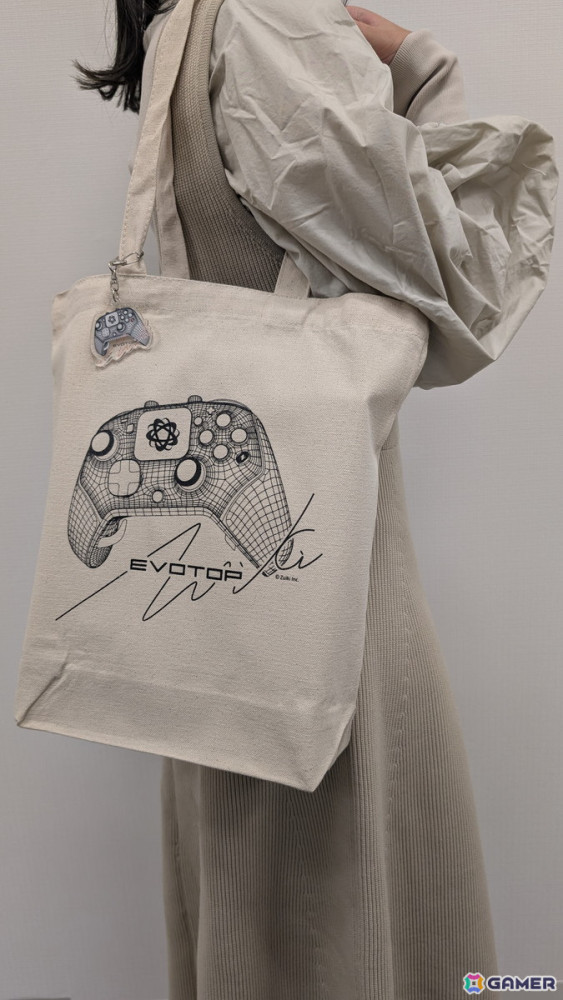 Switch対応コントローラー「EVOTOP」一般販売&新色ホワイトの予約が開始!ZUIKI STOREではトートバッグとアクリルキーホルダーが付属の画像