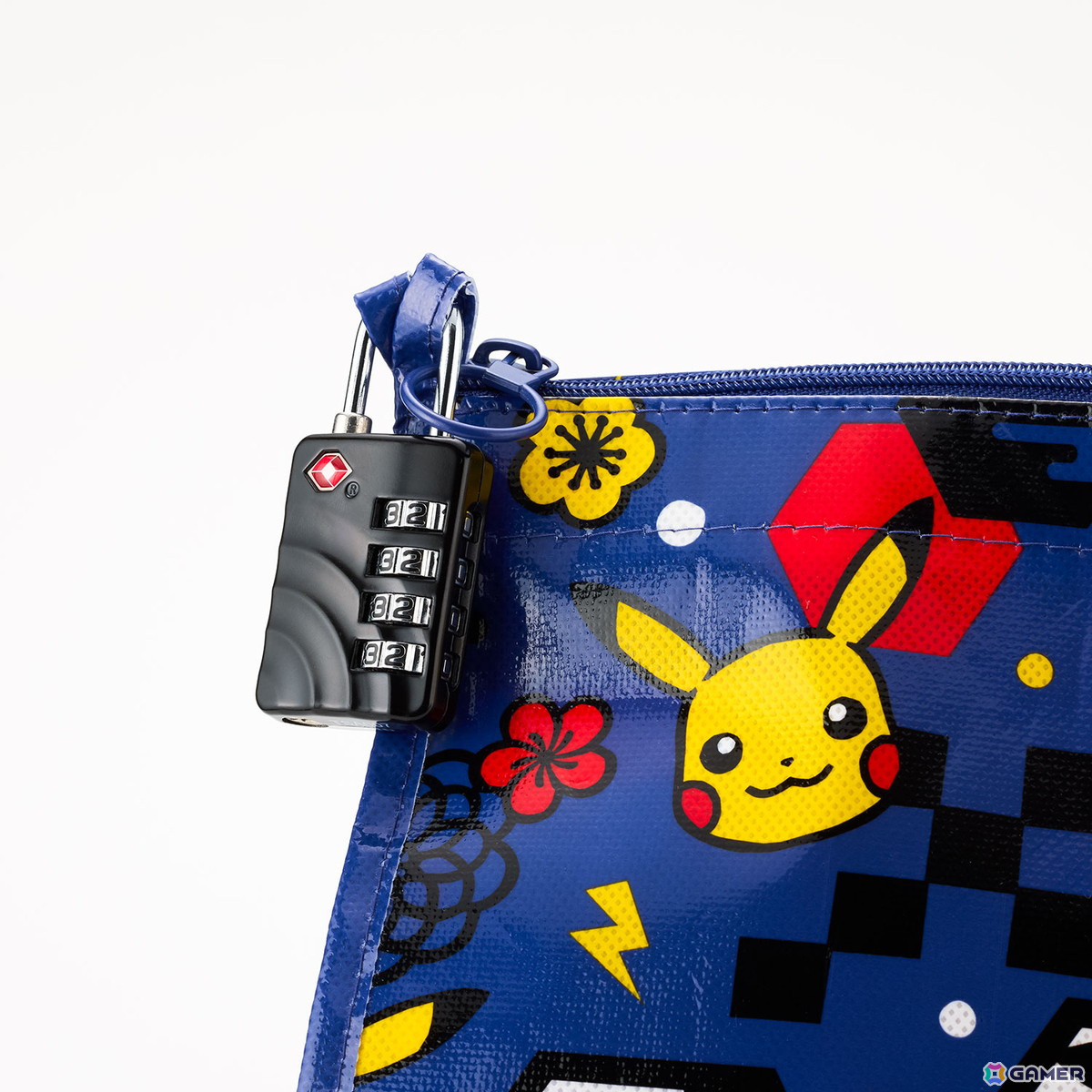 ポケモンデザインのトラベルバッグやフード付きネックピローなど旅行の