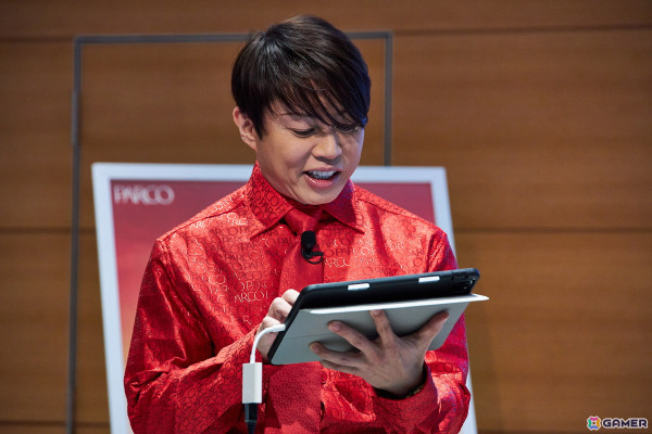 西川貴教さんが登壇したパルコグランバザールとのコラボ発表会レポートが公開！HOT LIMITスーツを着用したマネキンの除幕式やオリジナルゲームのプレイもの画像5