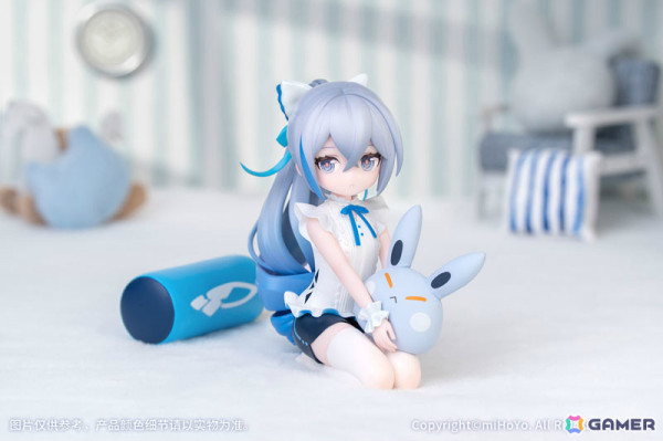 「崩壊3rd」ブローニャがちび律者バージョンで立体化！ウサギのぬいぐるみをそっと抱きかかえる様子が愛らしい逸品の画像1