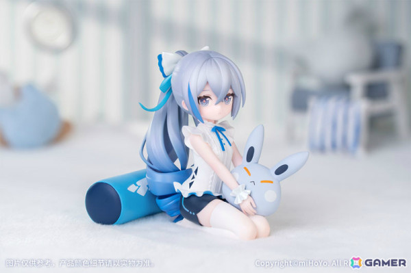 「崩壊3rd」ブローニャがちび律者バージョンで立体化！ウサギのぬいぐるみをそっと抱きかかえる様子が愛らしい逸品の画像2