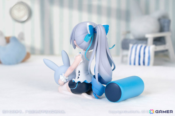 「崩壊3rd」ブローニャがちび律者バージョンで立体化！ウサギのぬいぐるみをそっと抱きかかえる様子が愛らしい逸品の画像3