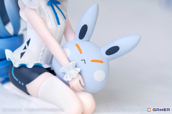 「崩壊3rd」ブローニャがちび律者バージョンで立体化！ウサギのぬいぐるみをそっと抱きかかえる様子が愛らしい逸品の画像4