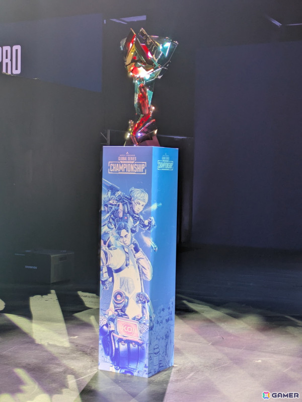 いよいよ始まる「ALGS Year 4 Championship」Day5！Match Point Finalsを前に会場には優勝トロフィーがの画像