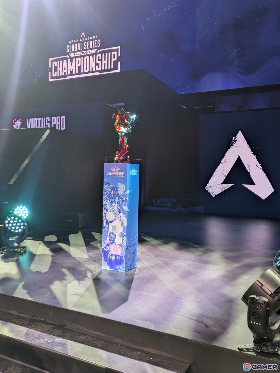 いよいよ始まる「ALGS Year 4 Championship」Day5!Match Point Finalsを前に会場には優勝トロフィーがの画像2