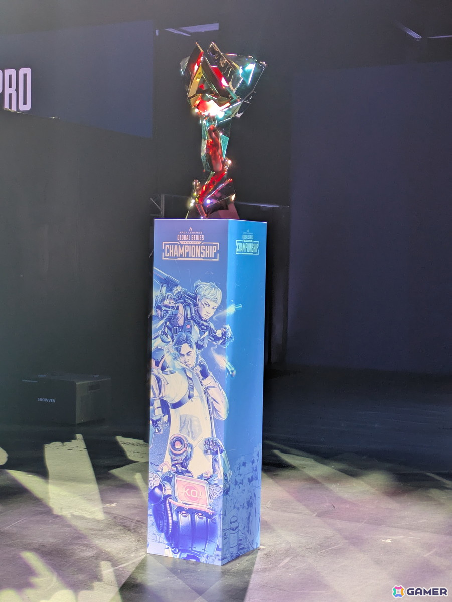 いよいよ始まる「ALGS Year 4 Championship」Day5!Match Point Finalsを前に会場には優勝トロフィーがの画像4