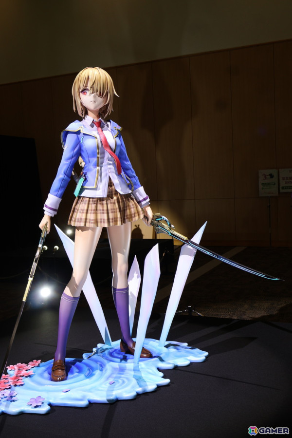「ヘブンバーンズレッド」3周年イベントの展示・物販コーナーとコラボカフェをレポート！等身大の七瀬七海の造形から感じた並々ならぬこだわりの画像