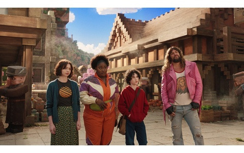 「マインクラフト／ザ・ムービー」の世界観が伝わる場面写真が公開！あらゆる生物やモノが四角で表現されたユニークなビジュアルをチェック