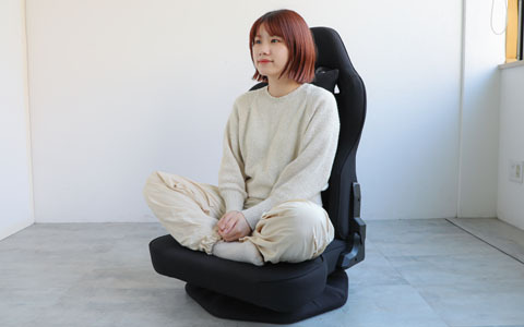 あぐらが組みやすい新感覚ゲーミング座椅子「AGRelux Z」がMakuakeで先行販売