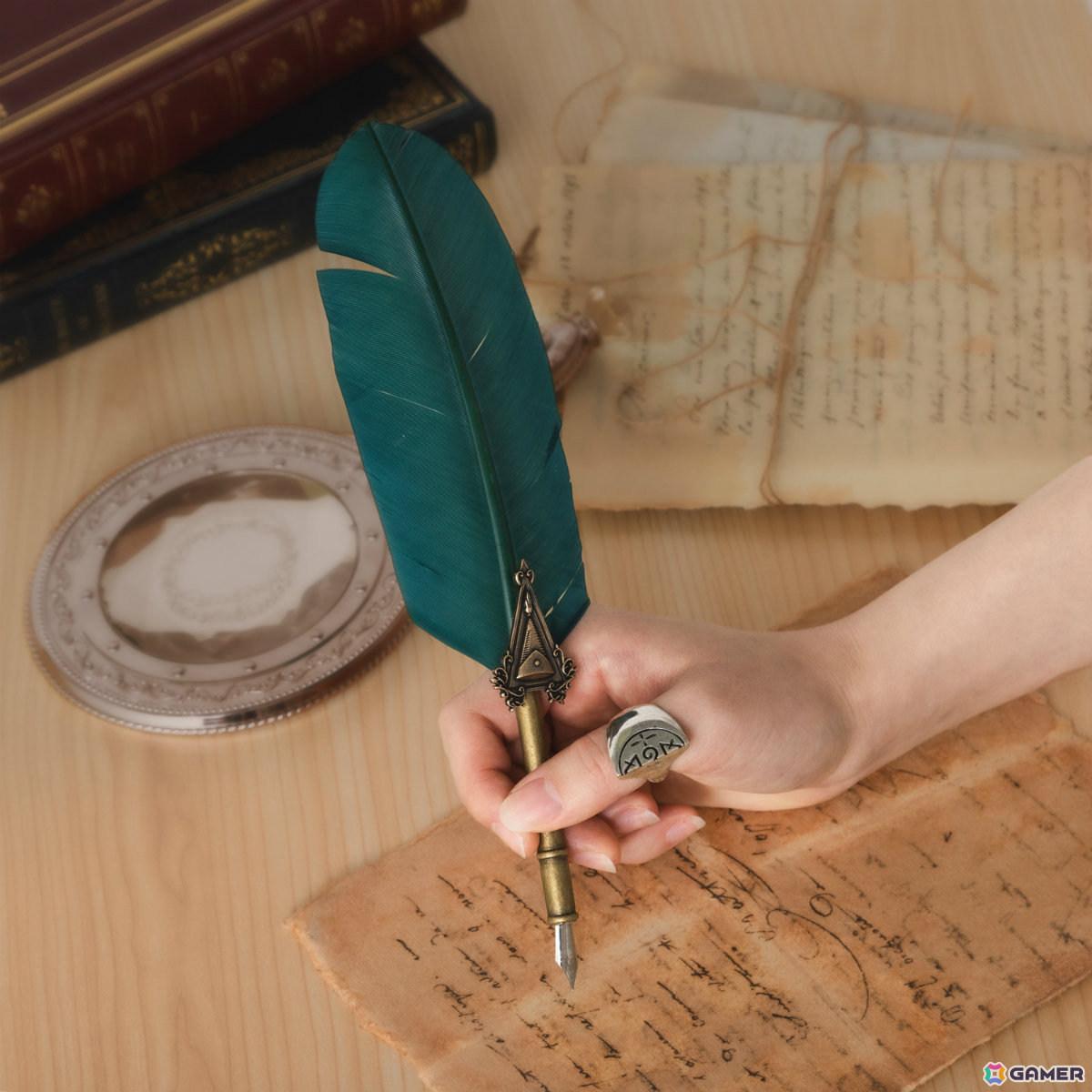 漫画「とんがり帽子のアトリエ」ココをイメージしたバッグや魔描の杖モデルの羽根ペンセットなど4アイテムがSuperGroupiesより登場！の画像46